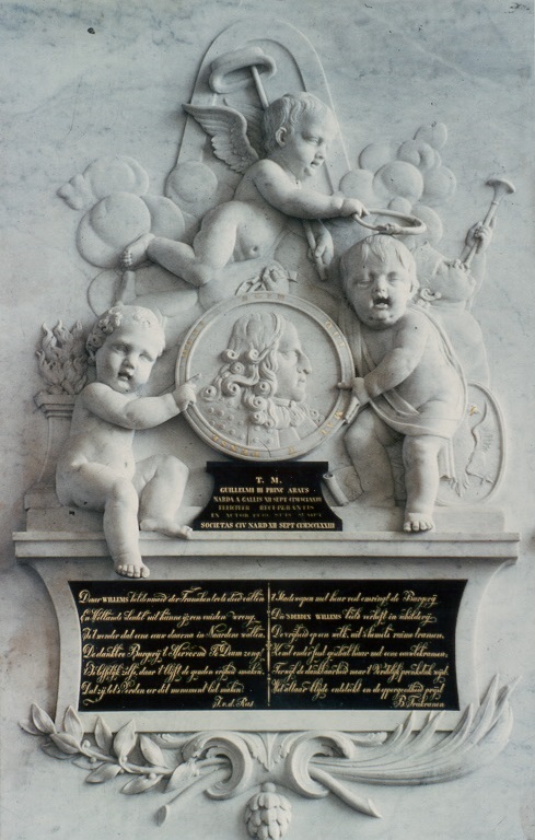 Marmeren reliëf van Willem III in de Grote Kerk Naarden. Collectie Gemeentearchief Gooise Meren en Huizen.